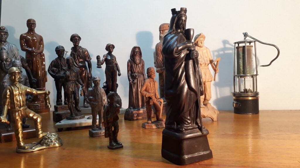 Tło - figura świętej Barbary - patronki górników oraz górników